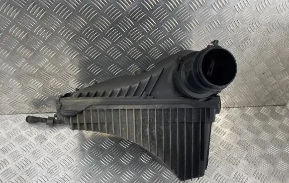 Volkswagen Touareg II Air filter box 7P0129601