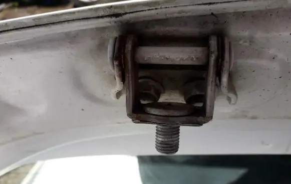 Toyota Yaris Tailgate/trunk/boot hinge