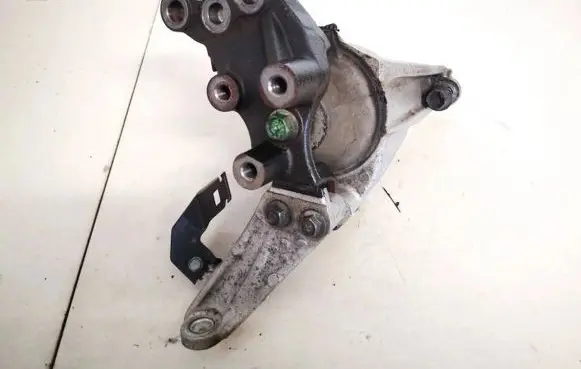 Honda Civic IX Engine mount bracket