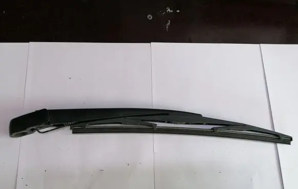 Rear wiper blade arm