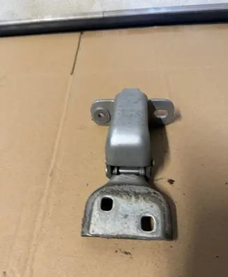 Opel Vivaro Front door lower hinge 