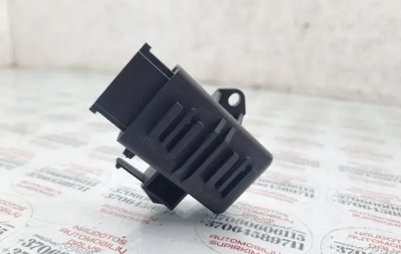 Volkswagen Touran I Seat heating relay 1K0959772