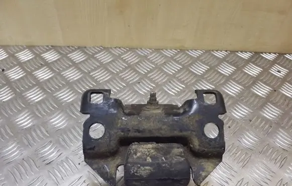 Nissan Navara D40 Engine mount bracket