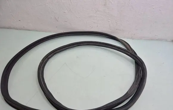 Nissan Qashqai+2 Trunk rubber seal (body) 