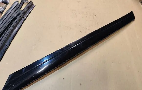 Chrysler Sebring (FJ - JX) Front door glass trim molding 