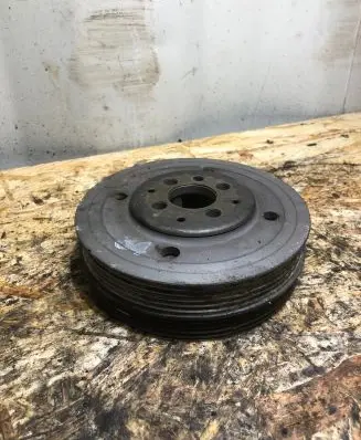 Volkswagen PASSAT B5.5 Crankshaft pulley 038105243