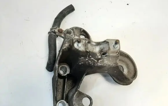 Engine mounting bracket
