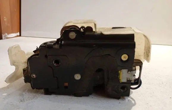 Volkswagen Polo IV 9N3 Front door lock 3B1837015