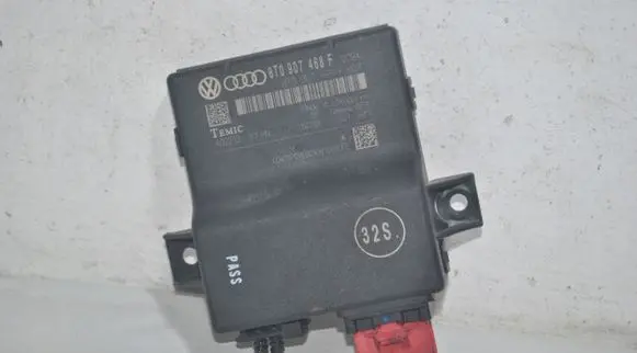Audi A5 8T 8F Gateway control module 8T0907468F