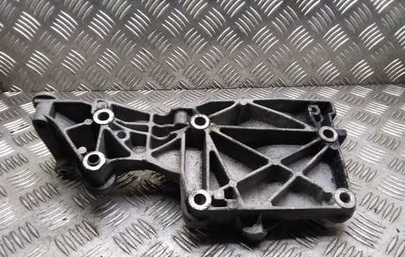 Volkswagen PASSAT B6 Generator/alternator bracket 03G903143A