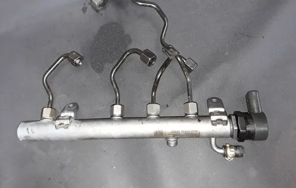 Mercedes-Benz C W203 Fuel distributor A6420700495002