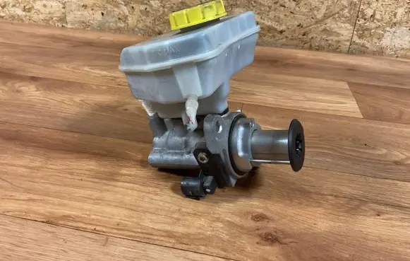Volkswagen Touareg II Master brake cylinder 7P0611303A 32667767