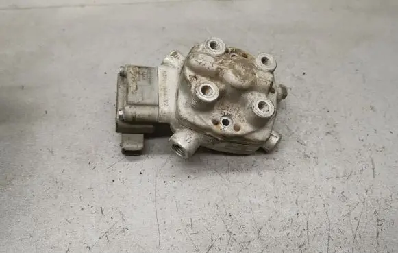 Volkswagen PASSAT B3 Fuel distributor 0438101005 2437020005