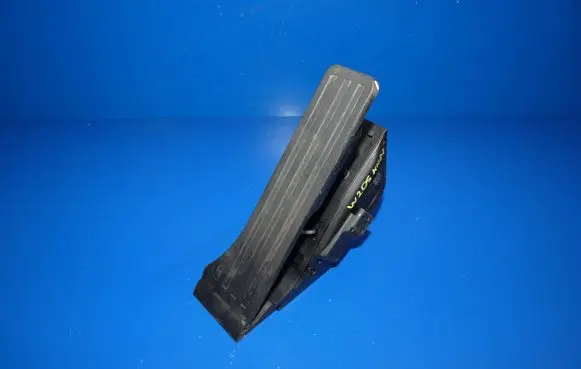 Mercedes-Benz C W205 Accelerator throttle pedal A2053000004 ZGS004Q4 1338