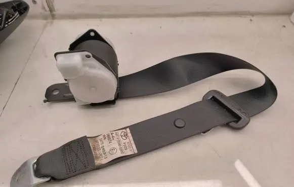 Toyota Auris E180 Rear seatbelt 7336002550
