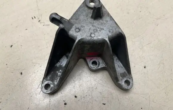 Opel Insignia A Engine mounting bracket 13228289
