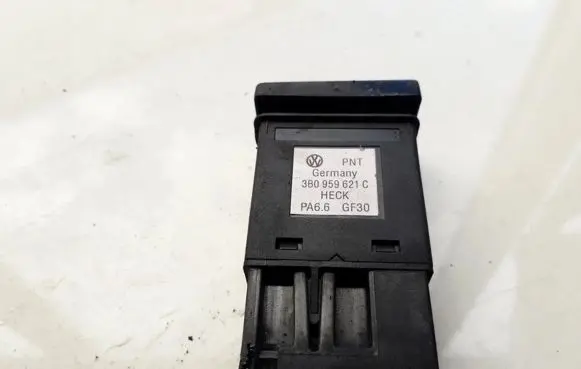 Volkswagen PASSAT B5.5 Windscreen/window heater switch 3B0959621C