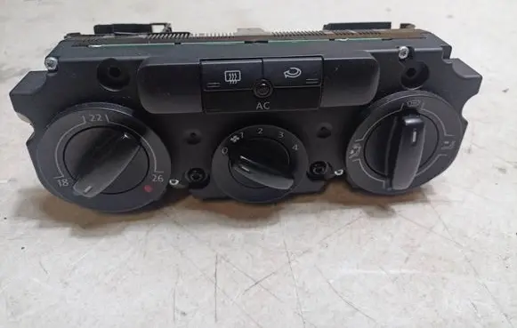 Volkswagen Tiguan Air conditioning/heating control unit 5M2820045A