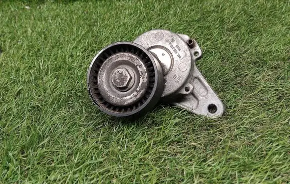 Audi A3 S3 8V Generator/alternator belt tensioner 04L903315A