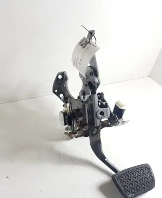 Toyota RAV 4 (XA50) Brake pedal