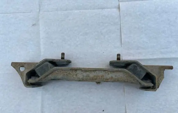 Mitsubishi Pajero Engine mount bracket MR448194