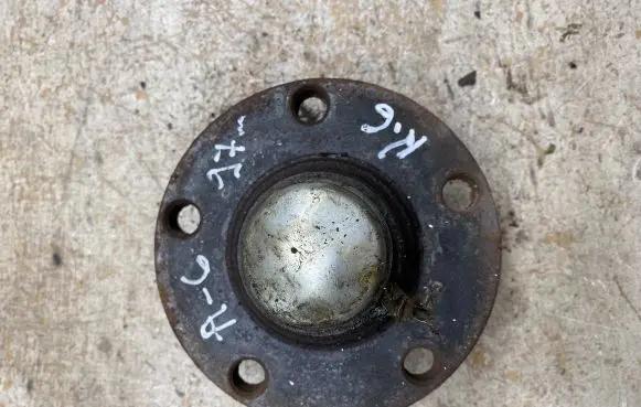 Audi A6 S6 C5 4B Rear wheel hub