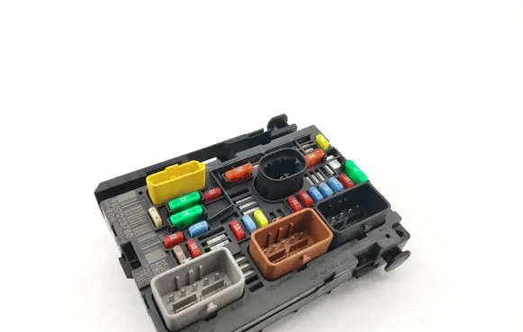 Peugeot Partner Fuse module 9807028780
