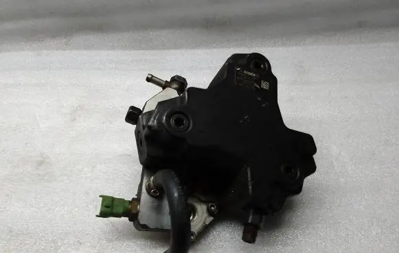 Volvo XC90 Fuel injection high pressure pump 30756125 0445010111 35911