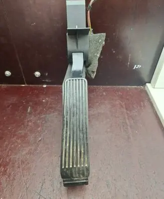 Mercedes-Benz CLK A209 C209 Accelerator throttle pedal A2113000404