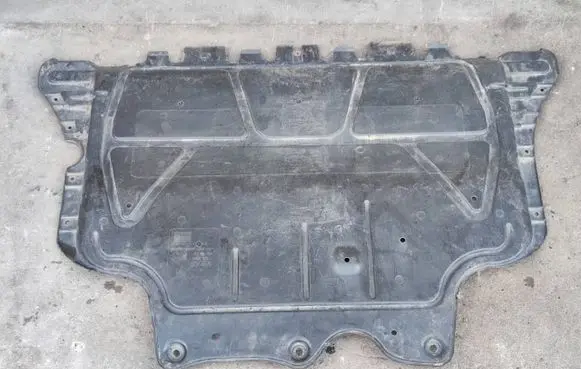 Volkswagen Golf VII Engine splash shield/under tray 5Q0825236