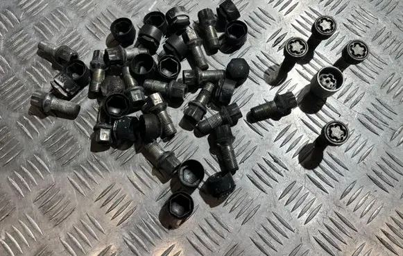 Audi A3 8Y Anti-theft wheel nuts and lock VW24445