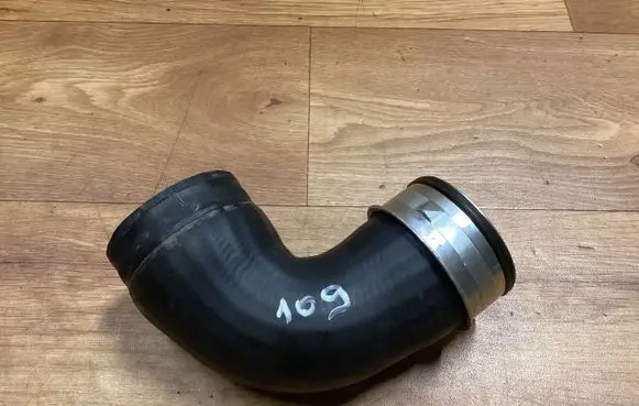 Volkswagen PASSAT B6 Intercooler pipe mounting bracket 