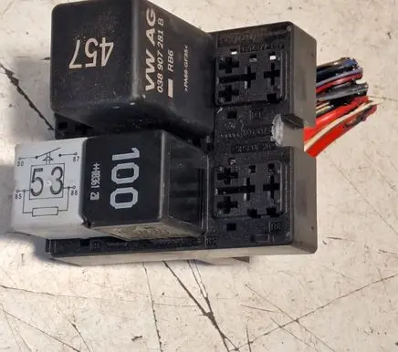 Volkswagen PASSAT B6 Fuse box set 13949771 1K093751
