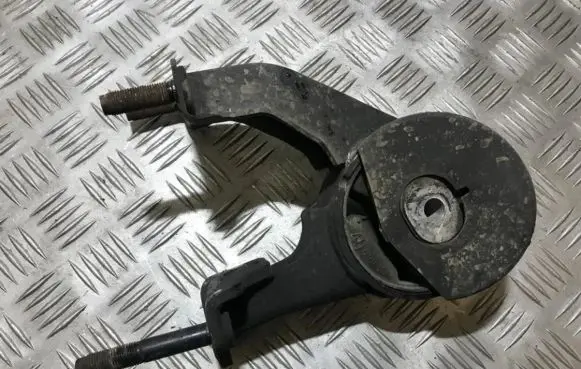 Toyota Avensis T250 Engine mount bracket