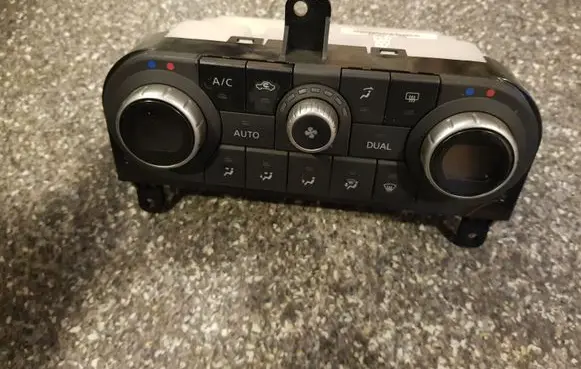 Nissan Qashqai+2 Climate control unit