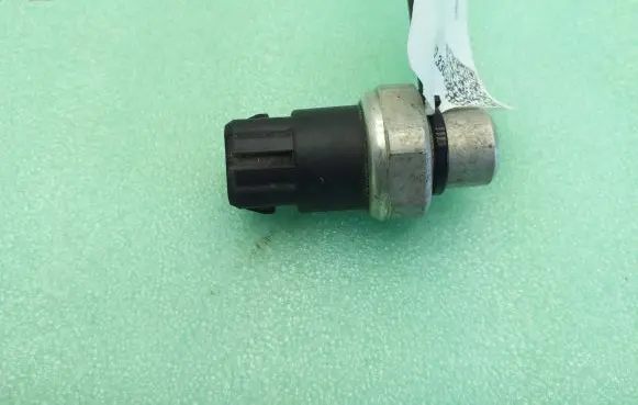Volkswagen PASSAT B5.5 Air conditioning (A/C) pressure sensor 8D0959482B