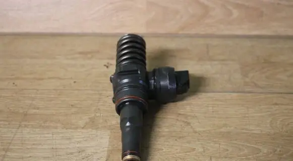 Volkswagen Golf IV Fuel injector 038130073AL