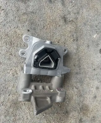 Opel Mokka B Engine mount bracket 9826364780 9826533880