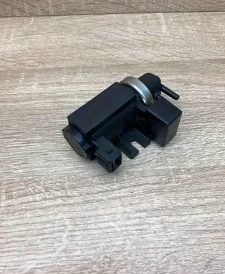 BMW 5 E60 E61 Turbo solenoid valve 2247906 72279600
