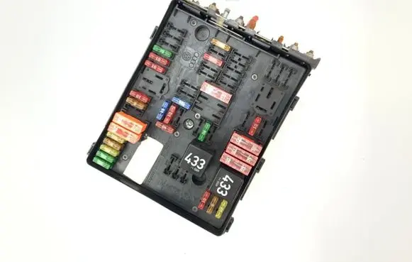 Audi A3 S3 8P Fuse module 1K0937124K 014189861