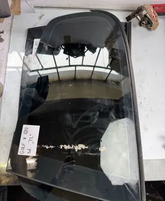 Volkswagen Golf V Rear side window 231322