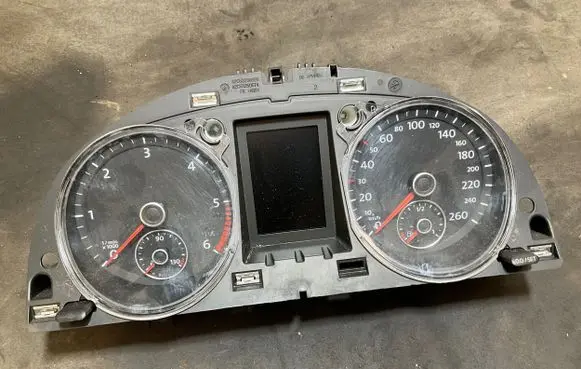 Volkswagen PASSAT B7 Speedometer (instrument cluster) 3AA920870D