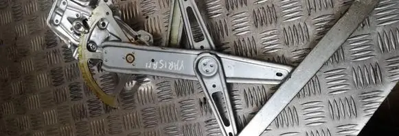 Toyota Yaris Front door manual window regulator 