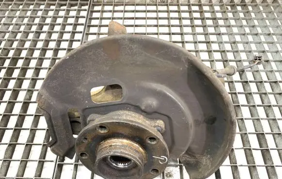 Nissan Qashqai Front wheel hub spindle knuckle 