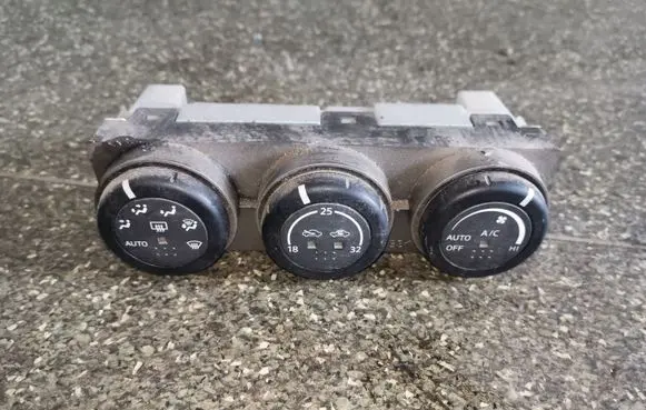Nissan X-Trail T30 Climate control unit 27500EQ410