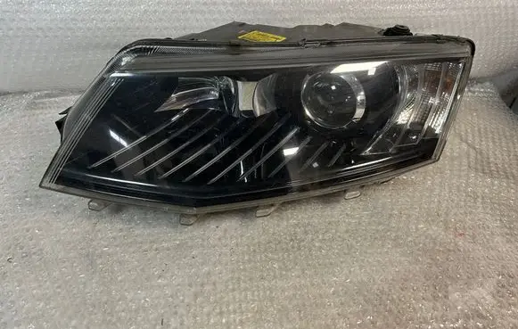 Skoda Octavia Mk3 (5E) Headlight/headlamp 5E1941015B