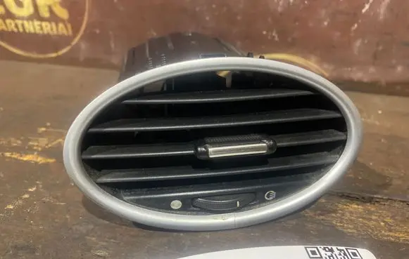 Ford Focus Dash center air vent grill 6N41A014L21DA39PA