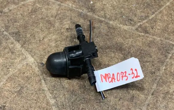 Mercedes-Benz E W212 Windshield washer spray nozzle 3U014