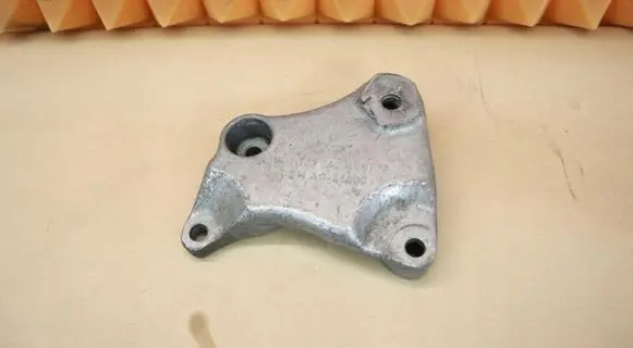 Gearbox mounting bracket