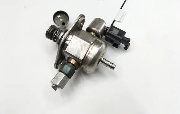 Audi A4 S4 B8 8K Fuel injection high pressure pump 06H127025K